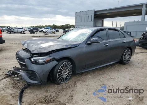 2024 Mercedes-Benz C 300 z USA, uszkodzony, nr VIN W1KAF4GBXRR155221